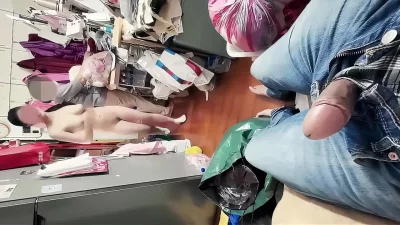 在服装店当着裁缝阿姨的面和男友操逼边操还边跟阿姨聊天